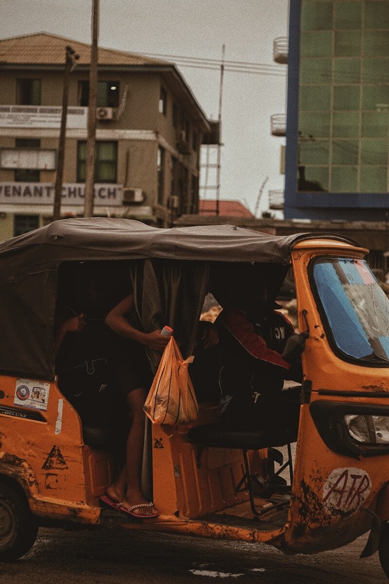 Is Nigeria veilig? Dit vertellen wij je, na jaren reizen door dit land 1 orange car with black umbrella on top